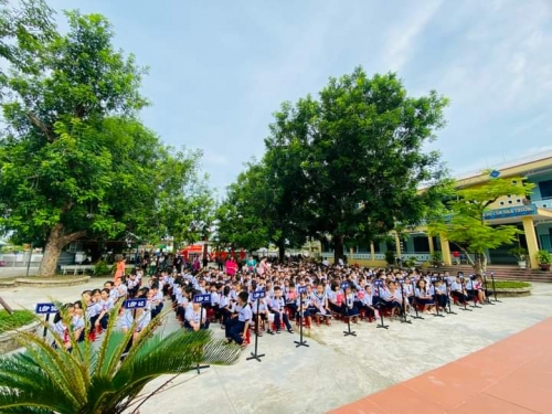 Học sinh tựu trường
